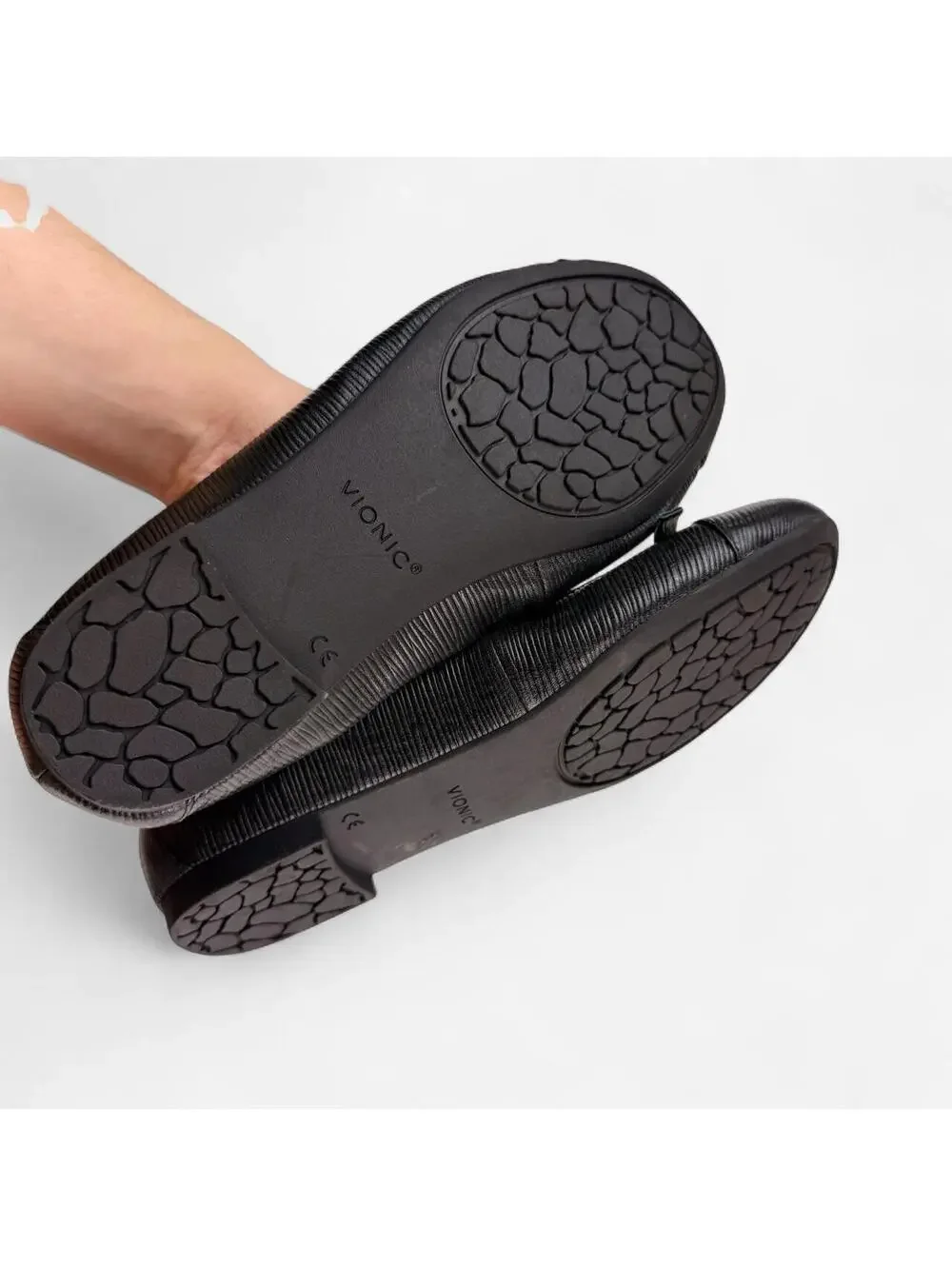 Vionic Leather Ballet Flats in Black
